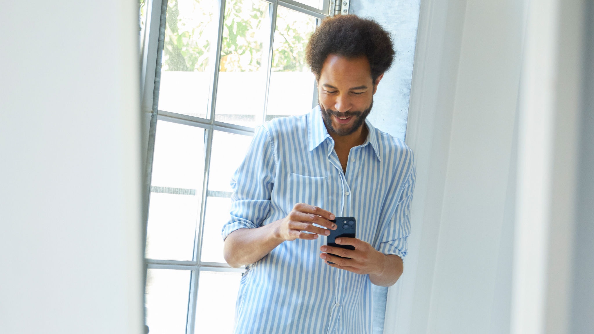Man checking the level of air quality on the interactive map
